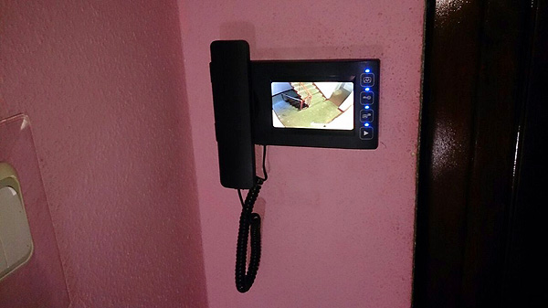 фото - вид после установки видеодомофона PoliceCam PC-437R0 в квартире цветной видеодомофон PoliceCam PC-437R0 в квартире