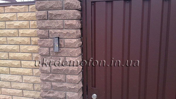 картинка - как наши монтажники установили вызывную панель в частном доме. накладной монтаж вызывной видеопанели PoliceCam